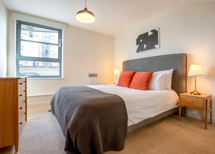 Londwell, City & Limehouse Balcony Flat - Skyline Views
