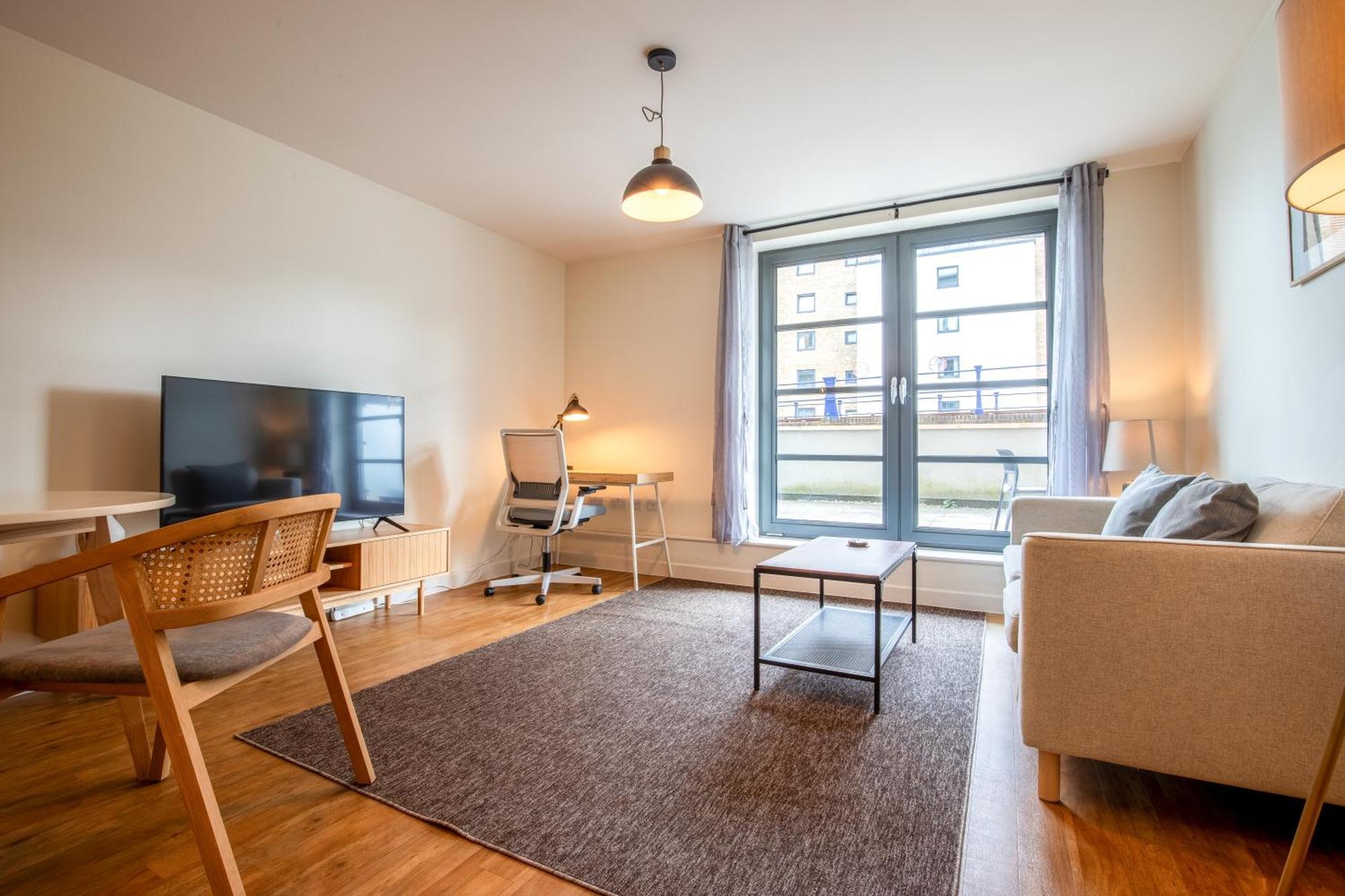 Londwell, & Limehouse Balcony Flat - Skyline Views