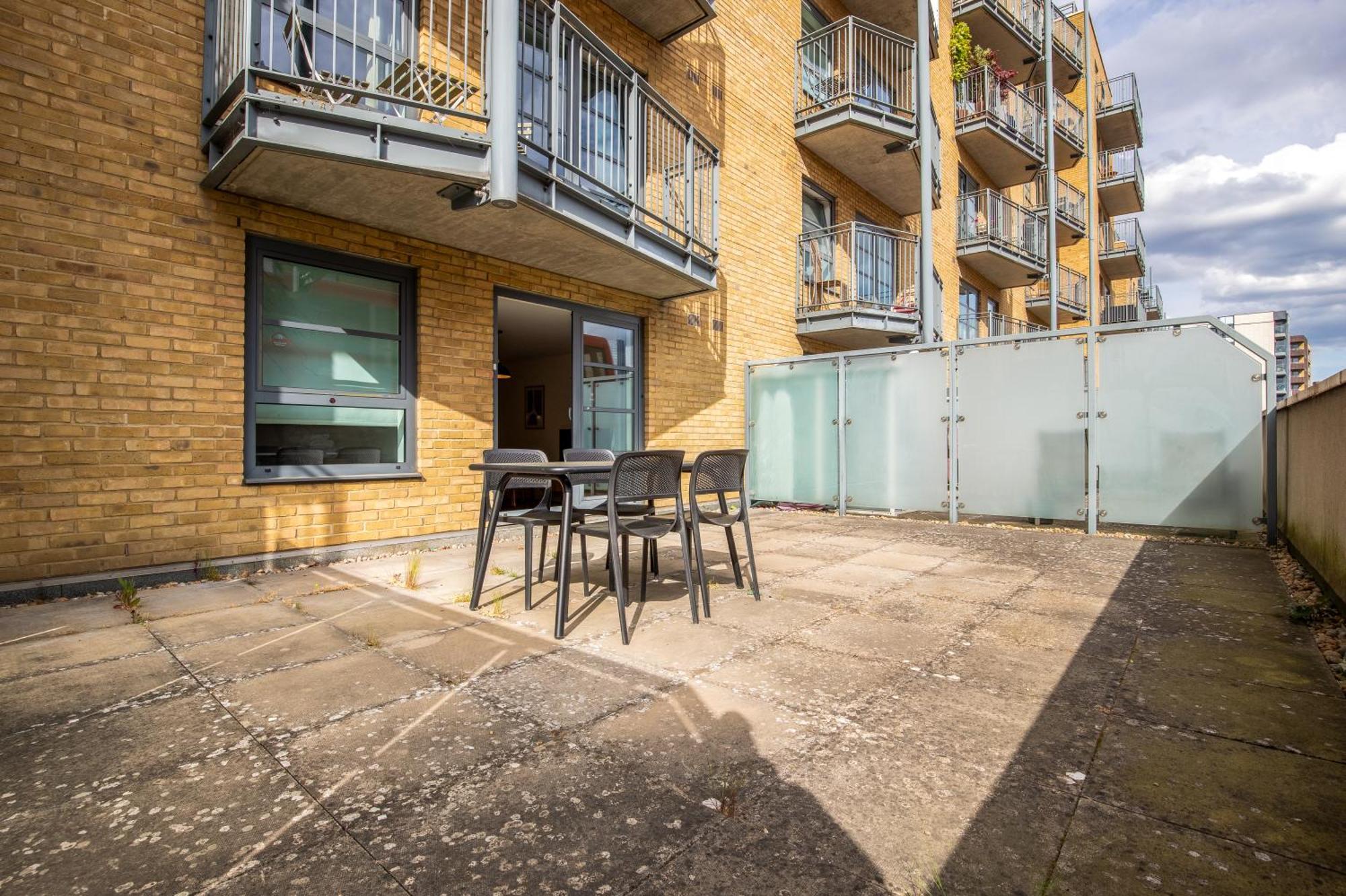 Londwell, & Limehouse Balcony Flat - Skyline Views